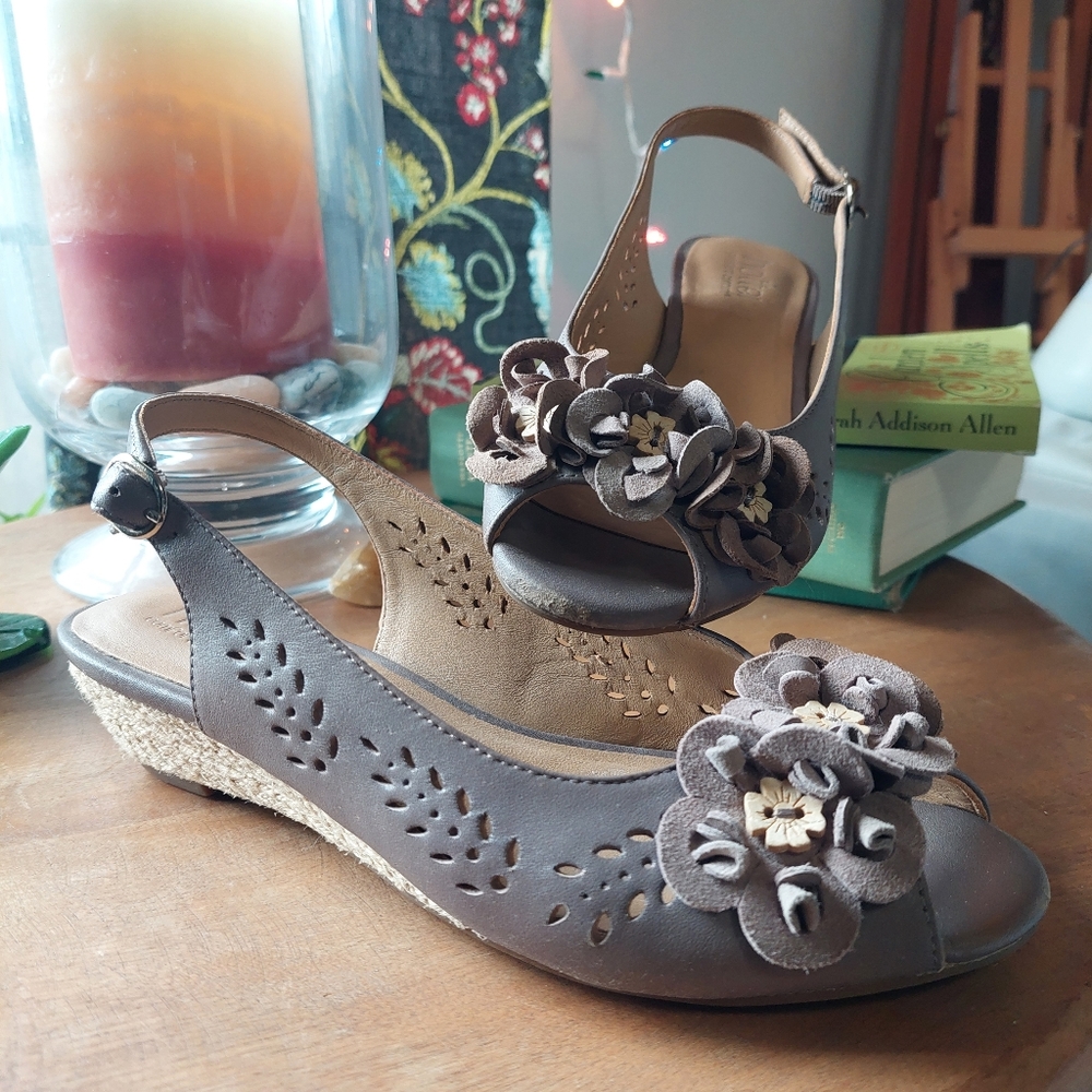 Hotter Betsy Sandals taupe size 6 cute flower details